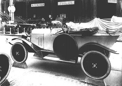 Préparation de l'exposition de l'Automobile de Paris, octobre 1921